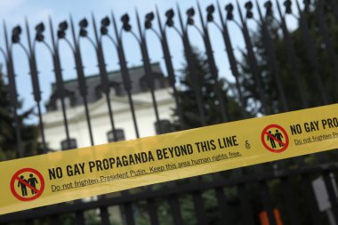 Hiç gay propaganda çizgi ötesine.