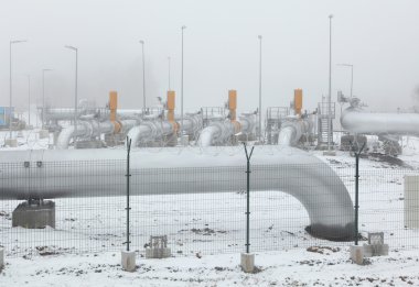 Sınır teslim istasyonunda gaz boru hattı.
