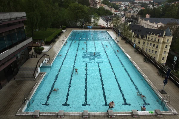 Venkovní bazén v Karlových Varech. — Stock fotografie