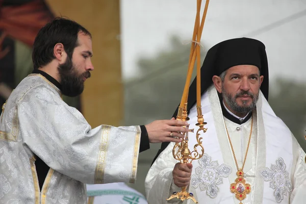 Orthodoxe priesters wonen orthodoxe service — Stockfoto