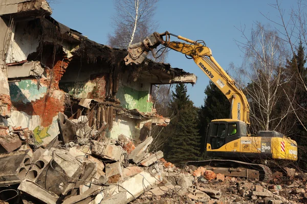 Demoliční bagr ničí opuštěných budov — Stock fotografie