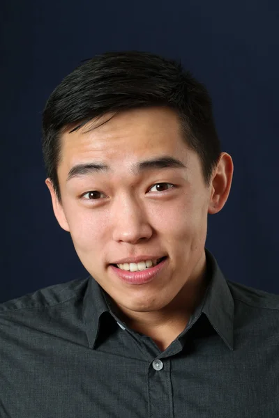 Sorridente giovane uomo asiatico — Foto Stock