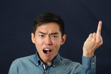 Kızgın genç Asyalı adam