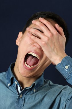 Asya adam gösteren facepalm