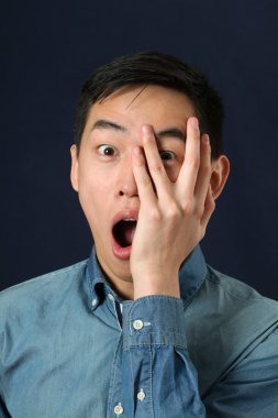 Asya adam parmaklarının arasından bakan