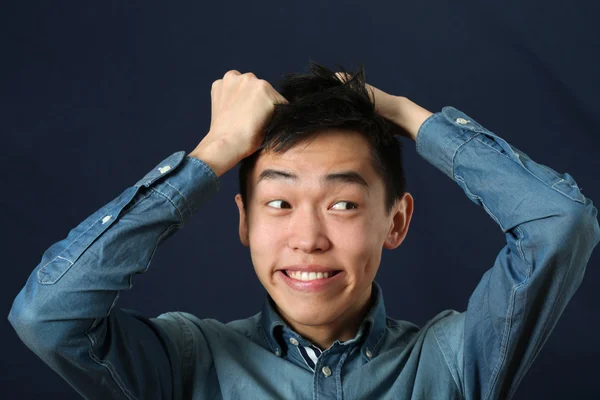 Asiatiska man gör ansiktet — Stockfoto