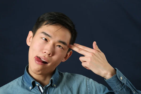 Asiatiska man visar självmord tecken — Stockfoto