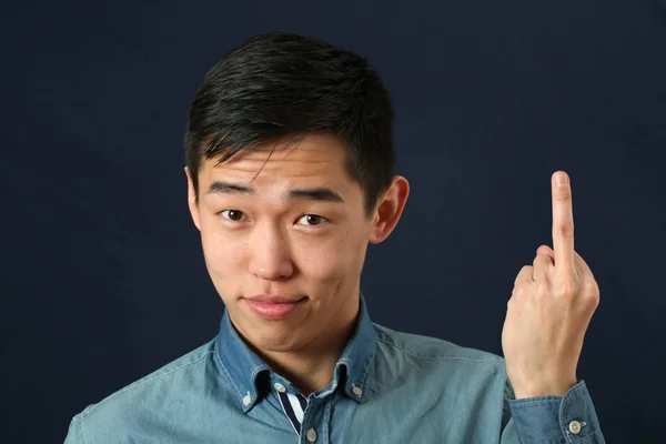 Азиатский мужчина показывает средний палец — стоковое фото
