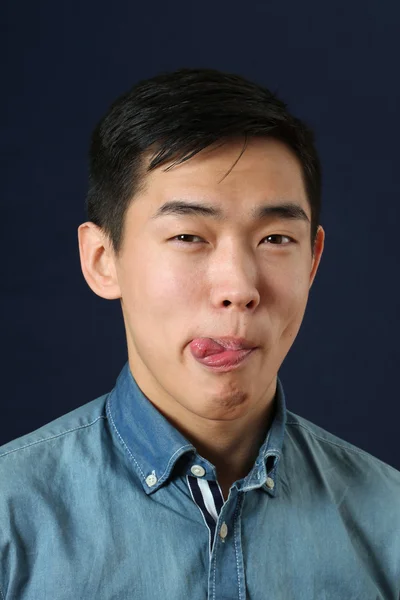 Asiático hombre mostrando su lengua — Foto de Stock