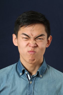 Surat tiksinti genç adam