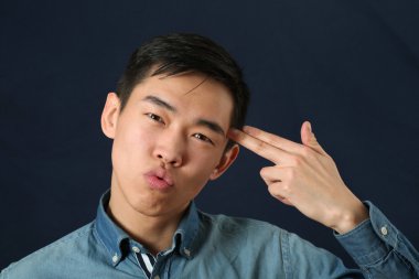 Adam onun Tapınağı karşı parmakları işaret