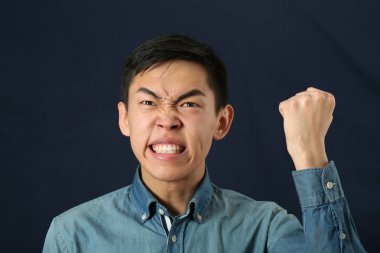 Asya adam yumruk sallayarak