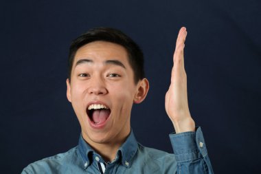 Elini dik tutan adam