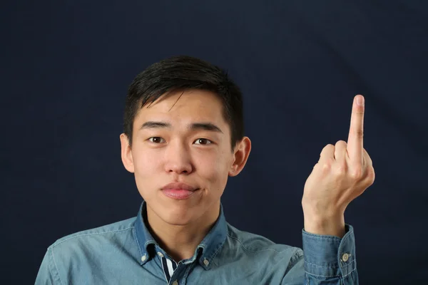 Mann gibt Mittelfinger-Zeichen — Stockfoto