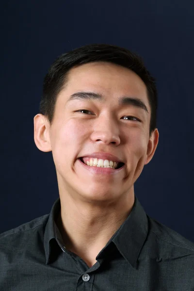 Genç Asyalı adam gülüyor — Stok fotoğraf