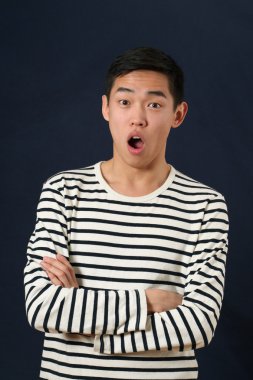 Şaşırmış genç Asyalı adam