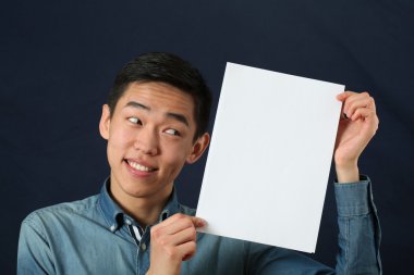 Adam gösteren beyaz sayfa