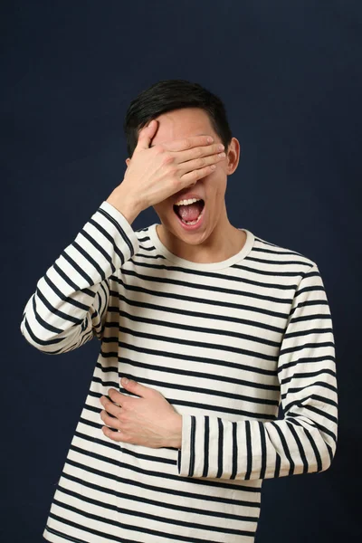 Rire jeune asiatique homme — Photo