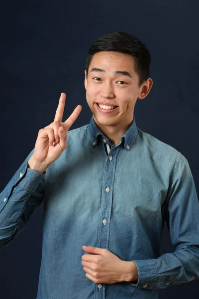 Man giving the victory sign — Stock Photo, Image