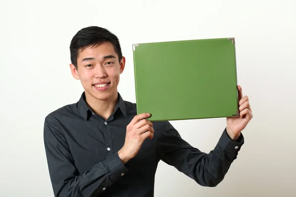 Asiático hombre mostrando caja — Foto de Stock