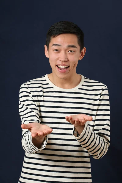 Asiático homem gestos — Fotografia de Stock