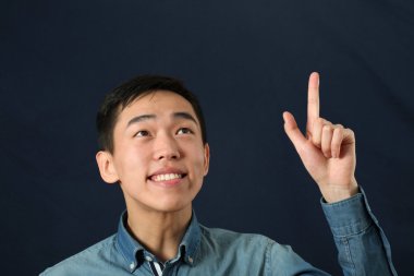 Onun parmağı işaret eden adam