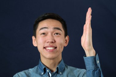 Adam elini dik tutarak