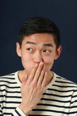 adam ağzını kapsayan