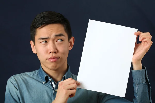 Man showing white paper — Stock Photo, Image