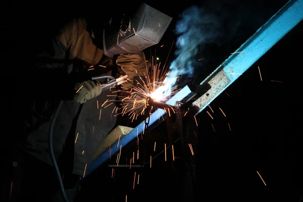 Welding operator welds constructions — Stock Photo, Image