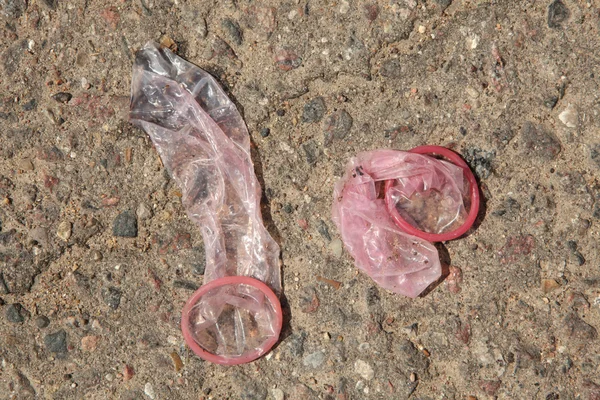 Preservativi usati in strada — Foto Stock