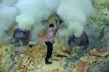 Mayın Kawah Ijen'de Doğu Java-sülfür