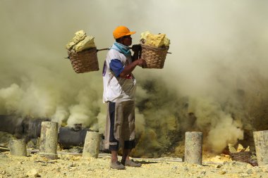 Mayın Kawah Ijen'de Doğu Java-sülfür