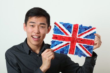 İngiltere'de ulusal bayrak gösteren Asyalı öğrenci