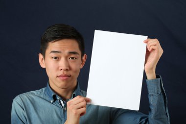 Asya adam gösteren beyaz sayfa