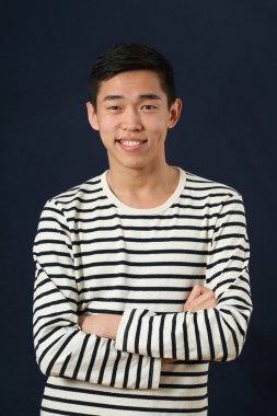 gülümseyen genç Asyalı adam