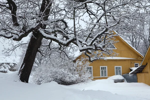 Ryska vintern. Traditionella trähus. — Stockfoto