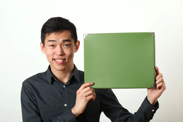 Homme montrant boîte d'espace de copie — Photo