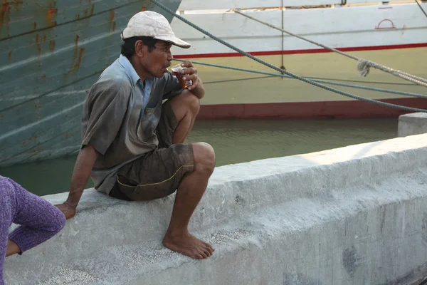 Stevedore in Jakarta, Central Java, Indonesia. — Stock Photo, Image