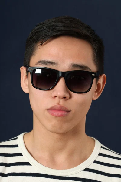 Romantikus ázsiai férfi napszemüveg — Stock Fotó