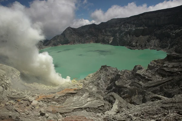 Lago ácido em Kawah Ijen, Java Oriental — Fotografia de Stock