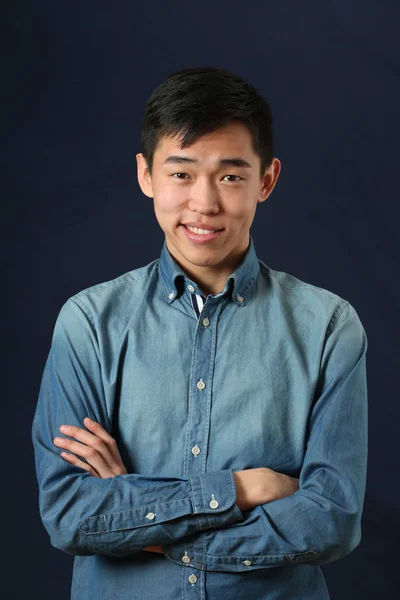 Sonriente joven asiático hombre —  Fotos de Stock