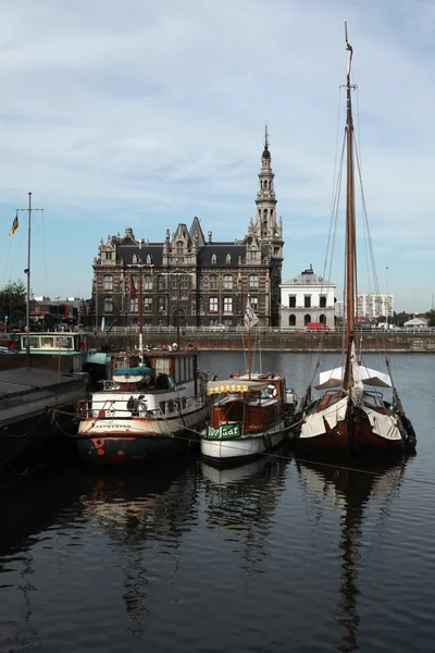 Yates amarrados en el muelle de Bonaparte en Amberes — Foto de Stock