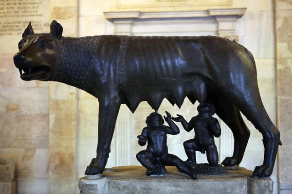 Estatua de bronce etrusca Capitoline Wolf — Foto de Stock