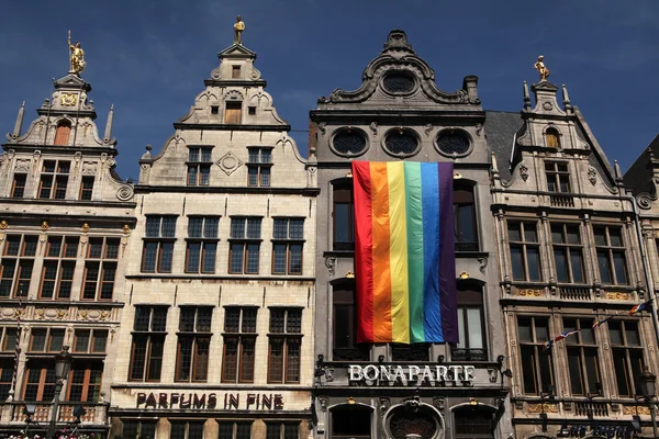 Regenboogvlag in Antwerpen, België. — Stockfoto