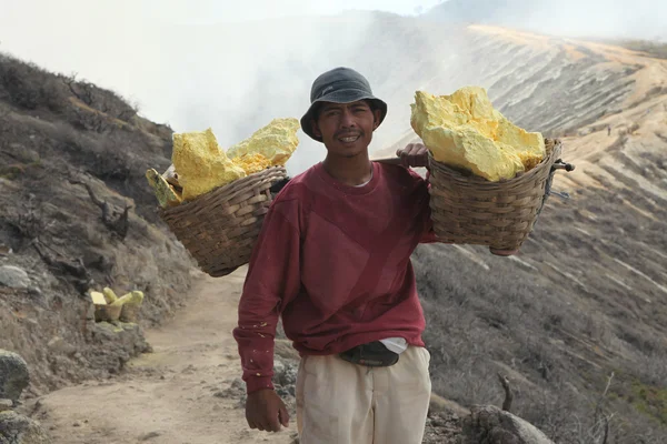 Tambang belerang Kawah Ijen di Jawa Timur — Stok Foto