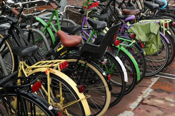 Estacionamiento de bicicletas en Amsterdam —  Fotos de Stock
