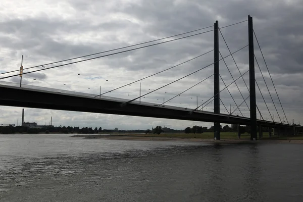 Puente sobre el río Rin en Düsseldorf —  Fotos de Stock