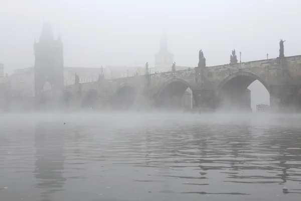 Ochtend mist over Charles Bridge — Stockfoto