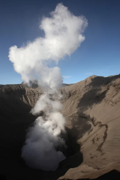 Cratere fumante del Monte Bromo, Indonesia . — Foto Stock
